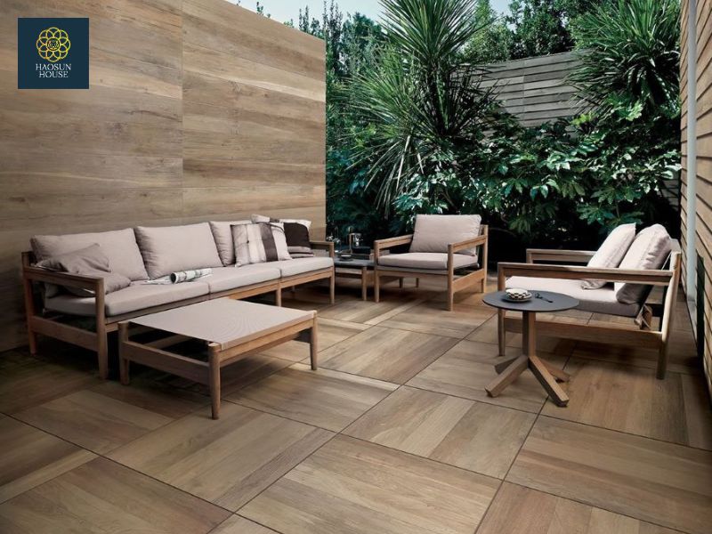 Lắp đặt gạch giả vân gỗ ốp tường ở không gian sân vườn