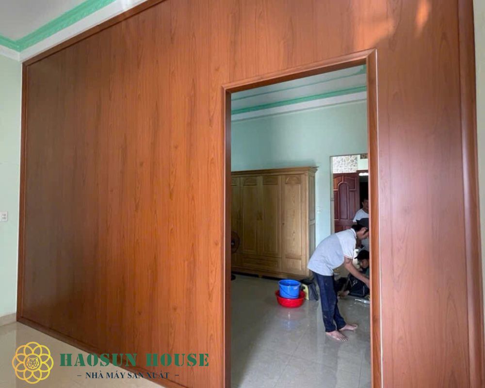 Vách ngăn nhựa cứng đùng để ngăn cách các phòng với nhau