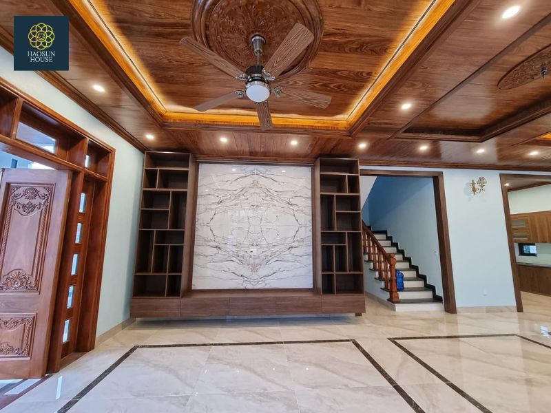 Mẫu phòng khách ốp trần nhựa la phông giả gỗ