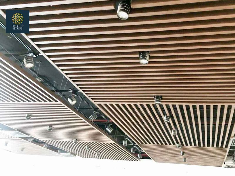 Mẫu ốp trần bằng nhựa nan giả gỗ