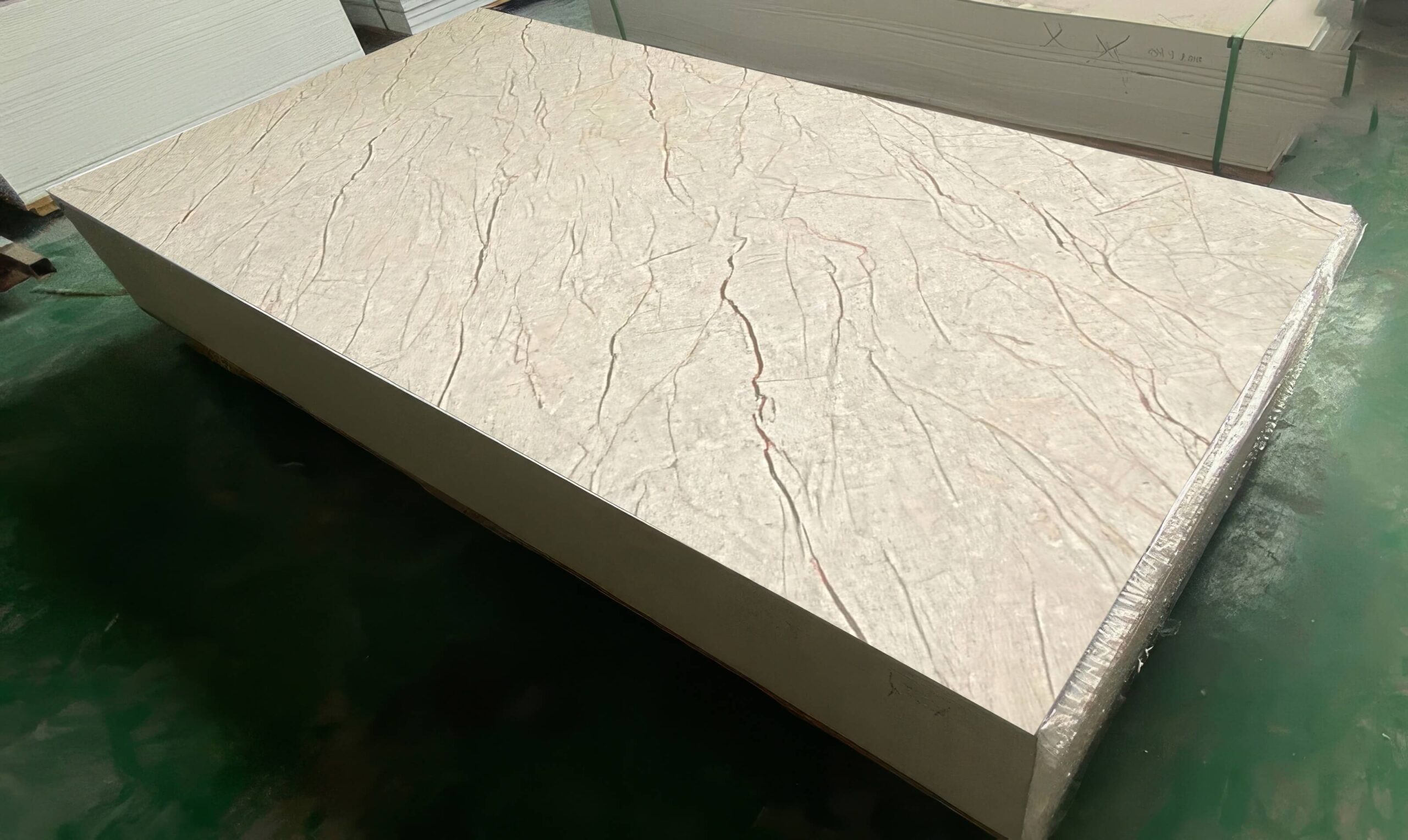 Tấm PVC gải đá Marble Vàng Kem vân chỉ nâu